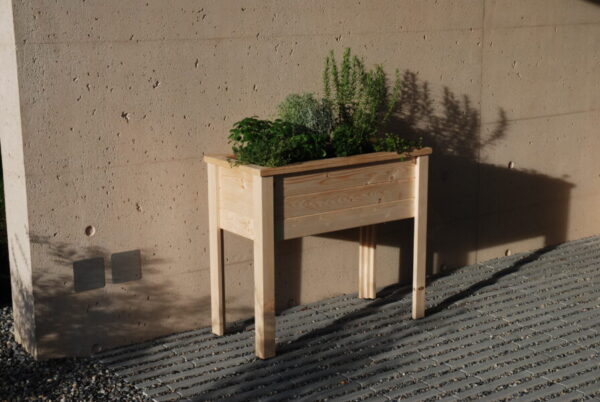 Hochbeet Mini aus Holz steht auf einer Terasse